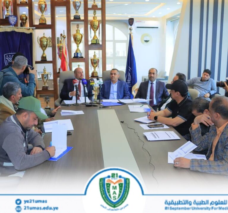 معالي رئيس الجامعة الأستاذ الدكتور مجاهد علي معصار رئيس اللجنة الإشرافية للملتقى الشتوي السابع 2025م في نادي وحدة صنعاء، يلقي كلمته خلال ترؤسه الاجتماع الأول للملتقى، عقب توليه منصب رئيس اللجنة الإشرافية.معالي رئيس الجامعة يؤكد أن الملتقى سيضم المئات من الأندية والمؤسسات والجامعات يمثلها اكثر من ٥٥٠٠ لاعب في مختلف المنافسات، والتي سيتم خلالها تنظيم قرابة 500 مباراة.معالي رئيس الجامعة يؤكد أن الملتقى سيشهد توسعاً كبيرا خلال الفترة القادمة.