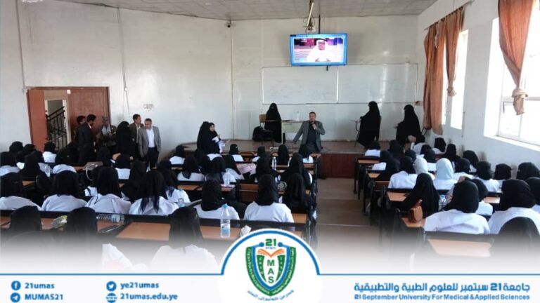 معالي رئيس الجامعة الأستاذ الدكتور مجاهد علي معصار، ومعه عميد كلية الإدارة الطبية المستشار الثقافي للجامعة الأستاذ الدكتور إبراهيم الحمدي، والأمين العام المساعد أثناء زيارتهم لدورات طوفان الأقصى الطلابية المستوى الأول التي تقيمها الجامعة لطلابها في مختلف المستويات بجميع الكليات.