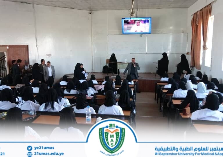 معالي رئيس الجامعة الأستاذ الدكتور مجاهد علي معصار، ومعه عميد كلية الإدارة الطبية المستشار الثقافي للجامعة الأستاذ الدكتور إبراهيم الحمدي، والأمين العام المساعد أثناء زيارتهم لدورات طوفان الأقصى الطلابية المستوى الأول التي تقيمها الجامعة لطلابها في مختلف المستويات بجميع الكليات.