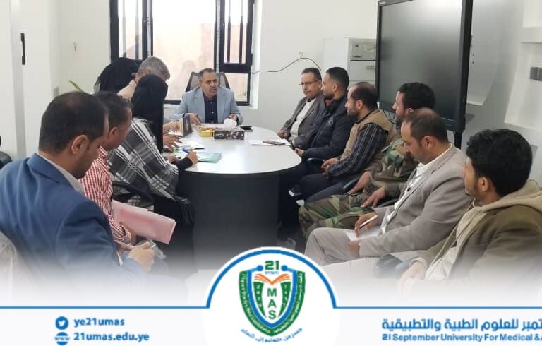 معالي رئيس الجامعة الأستاذ الدكتور مجاهد علي معصار يلتقي اليوم الموظفين في مبنى الجامعة 2 بالخمسين بحضور نائب رئيس الجامعة للشئون الأكاديمية الأستاذ الدكتور مطيع أبو عريج . ويناقش معهم سير العملية التعليمية والإدارية، ويحث على أهمية مواصلة العمل الجاد والمنظم والتكاملي، لما فيه مصلحة الطالب والعمل التعليمي والإداري.