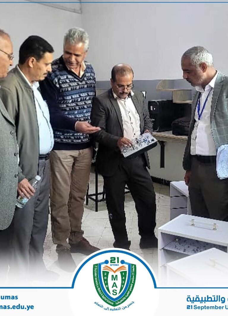 بتوجيهات معالي رئيس الجامعة الأستاذ الدكتور مجاهد علي معصار امين عام الجامعة الأستاذ عبد الكريم الأكحلي ومعه الأمين العام المساعد يشرف على تركيب وتجهيز معمل الاشارات الحيوية والالكترونيات الطبية وتدريب المعيدين على الاجهزة.