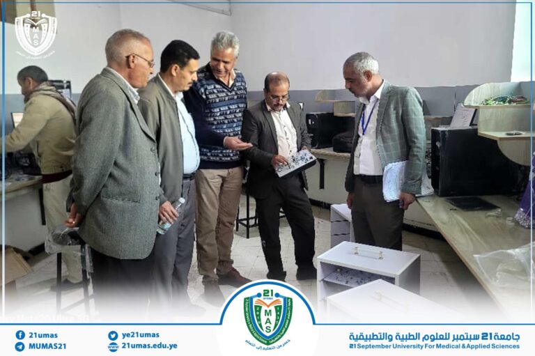 بتوجيهات معالي رئيس الجامعة الأستاذ الدكتور مجاهد علي معصار امين عام الجامعة الأستاذ عبد الكريم الأكحلي ومعه الأمين العام المساعد يشرف على تركيب وتجهيز معمل الاشارات الحيوية والالكترونيات الطبية وتدريب المعيدين على الاجهزة.