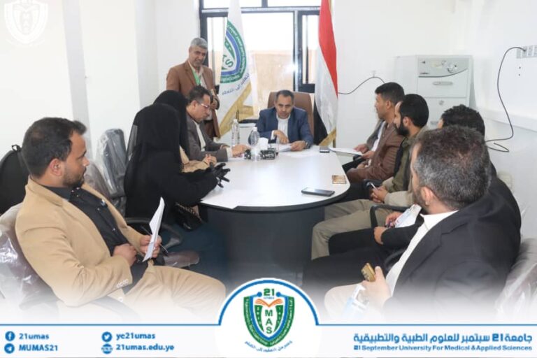 معالي رئيس الجامعة الأستاذ الدكتور مجاهد علي معصار يلتقي اليوم رئيس الملتقى الطلابي للجامعات اليمنية بحضور نائب رئيس الجامعة للشئون الأكاديمية الأستاذ الدكتور مطيع أبو عريج وأمناء الكليات. حيث تم مناقشة تنفيذ المرحلة الثانية من دورات طوفان الأقصى بالجامعة بعد النجاح والتفاعل الكبير الذي شهدته المرحلة الأولى من الدورات لمختلف كليات ومراكز الجامعة.