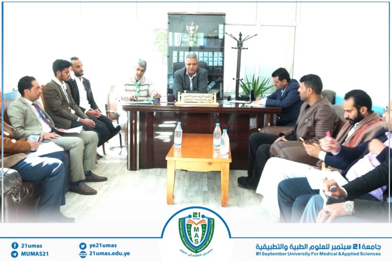 أمين عام الجامعة الأستاذ عبد الكريم الأكحلي يلتقي رئيس الملتقى الطلابي للجامعات اليمنية لمناقشة تنفيذ المرحلة الثانية من دورات طوفان الأقصى بالجامعة بعد النجاح والتفاعل الكبير الذي شهدته المرحلة الأولى من الدورات لمختلف كليات ومراكز الجامعة.