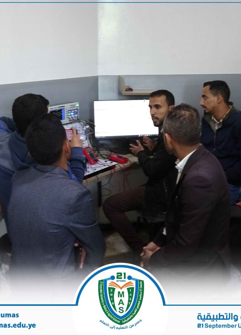 جانب من تفقد نائب عميد كلية الهندسة والحاسوب الدكتور عوض القباطي لسير عملية التدريب للكادر الفني للكلية, المستمرة على مدار ثلاثة أيام, على آلية عمل أجهزة معمل الالكترونيات الطبية والإشارات الحيوية