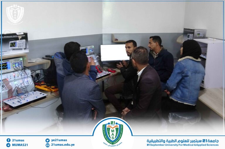 جانب من تفقد نائب عميد كلية الهندسة والحاسوب الدكتور عوض القباطي لسير عملية التدريب للكادر الفني للكلية, المستمرة على مدار ثلاثة أيام, على آلية عمل أجهزة معمل الالكترونيات الطبية والإشارات الحيوية