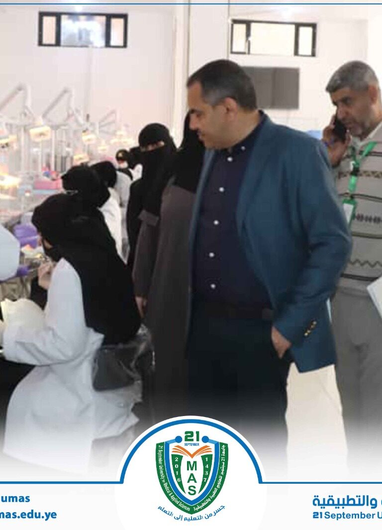 معالي رئيس الجامعة الأستاذ الدكتور مجاهد علي معصار يتفقد سير الجانب العملي للعملية التعليمية في مختلف معامل الجامعة..