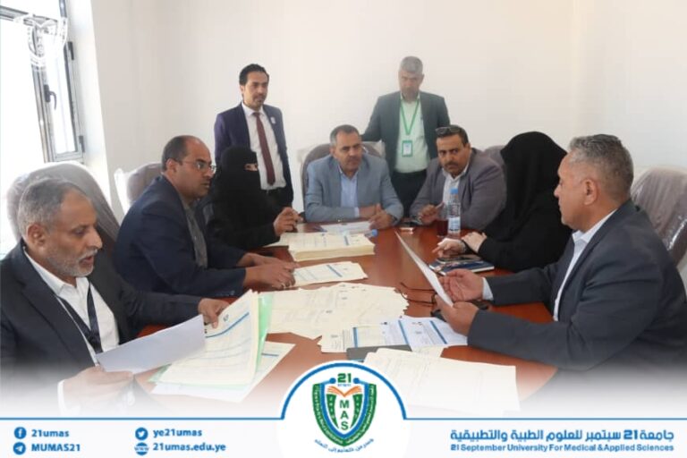 معالي رئيس الجامعة الأستاذ الدكتور مجاهد علي معصار خلال توقيعه وثائق تخرج طلبة الدفعة الثانية لطلبة كلية الطب