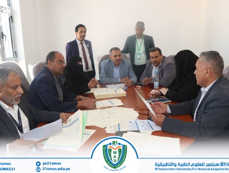 معالي رئيس الجامعة الأستاذ الدكتور مجاهد علي معصار خلال توقيعه وثائق تخرج طلبة الدفعة الثانية لطلبة كلية الطب