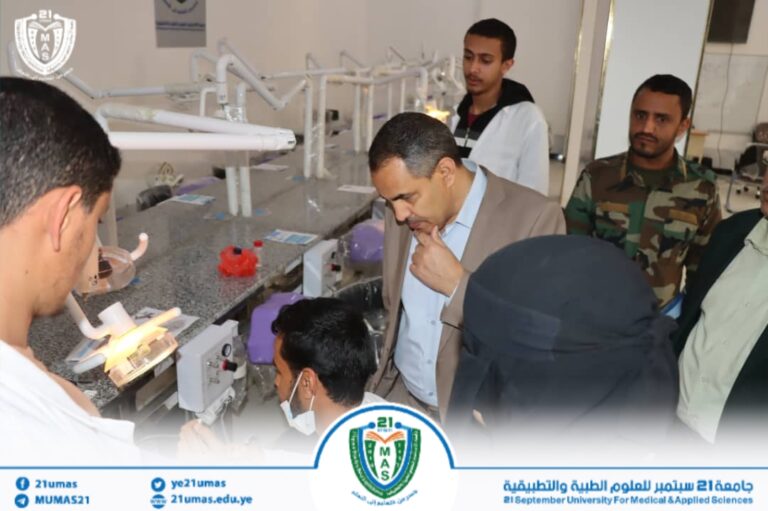 معالي رئيس الجامعة الاستاذ الدكتور مجاهد علي معصار, ومعه نائبه للشؤون الأكاديمية الأستاذ الدكتور مطيع ابو عريج وأمين عام الجامعة الأستاذ عبد الكريم الأكحلي,  يتفقد سير العملية التعليمية التطبيقية في مختلف معامل كليات الجامعة