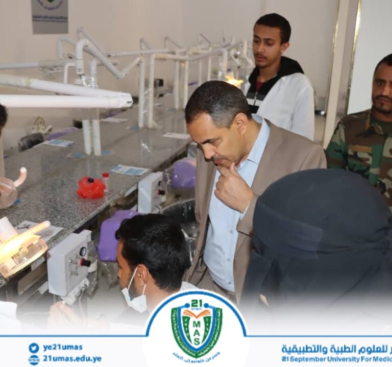 معالي رئيس الجامعة الاستاذ الدكتور مجاهد علي معصار, ومعه نائبه للشؤون الأكاديمية الأستاذ الدكتور مطيع ابو عريج وأمين عام الجامعة الأستاذ عبد الكريم الأكحلي,  يتفقد سير العملية التعليمية التطبيقية في مختلف معامل كليات الجامعة