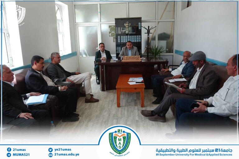 معالي رئيس الجامعة الأستاذ الدكتور مجاهد علي معصار يترأس اجتماعاً للجنة المناقصات بالجامعة.