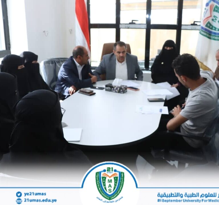 معالي رئيس الجامعة الأستاذ الدكتور مجاهد علي معصاريناقش مع اللجنة التحضيريه لحفل تخريج الدفعة الثالثة من طلبة كلية الطب المزمع أقامته خلال الأسبوع القادم