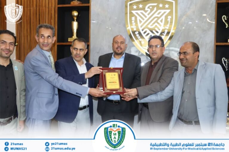 معالي رئيس الجامعة يكرّم رئيس نادي وحدة صنعاء بدرع الجامعة لدعمه حفل تخرج الدفعة الثانية بكلية الطب