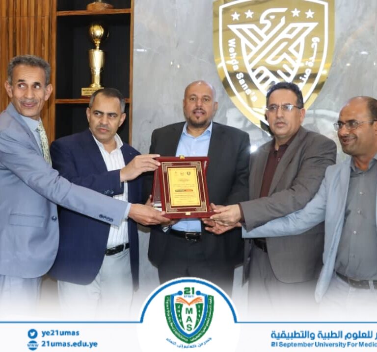 معالي رئيس الجامعة يكرّم رئيس نادي وحدة صنعاء بدرع الجامعة لدعمه حفل تخرج الدفعة الثانية بكلية الطب