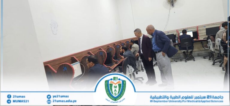 نائب رئيس الجامعه لشؤون الدراسات العليا الاستاذ الدكتور سليم ناصر الرياشي  بالجامعه خلال تفقده سير اختبارات طلبة الماجستير تخصص الرعاية التنفسية الدفعة الثالثة