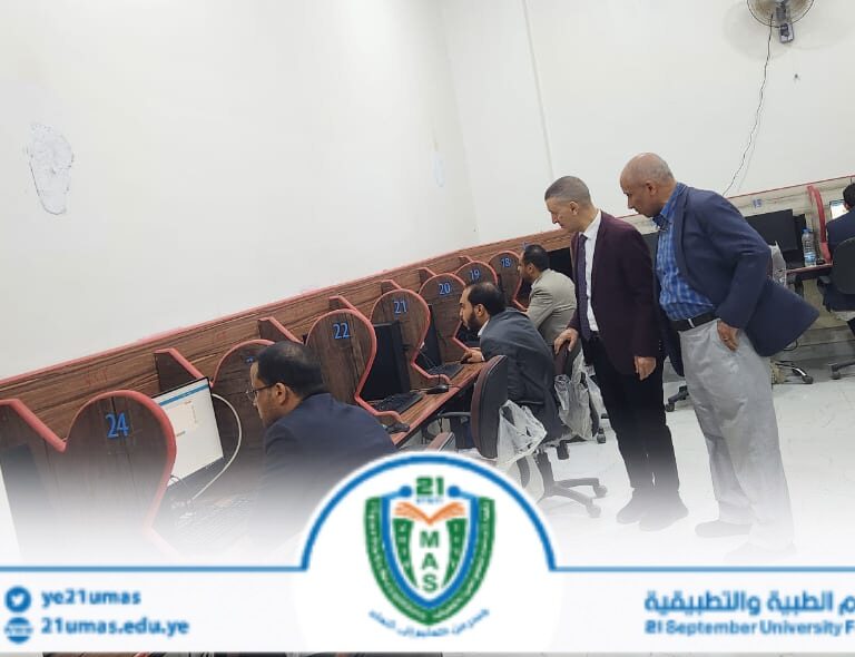 نائب رئيس الجامعه لشؤون الدراسات العليا الاستاذ الدكتور سليم ناصر الرياشي  بالجامعه خلال تفقده سير اختبارات طلبة الماجستير تخصص الرعاية التنفسية الدفعة الثالثة