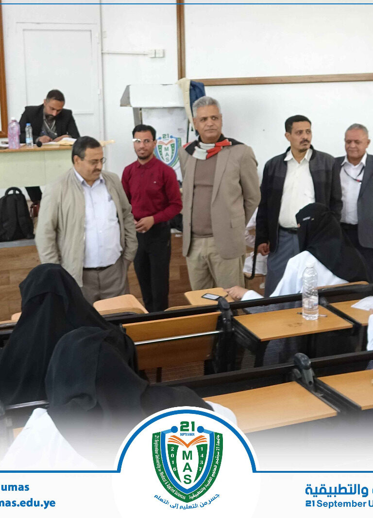 نائب رئيس الجامعة لشئون الطلاب الأستاذ الدكتور جميل مجلي وأمين عام الجامعة الأستاذ عبد الكريم الأكحلي ومساعده الأستاذ رفاقي الأغبري ومسجل عام الجامعة الأستاذ علي مدار خلال اطلاعهم على سير اختبارات نهاية الفصل الدراسي الثاني للعام الجامعي 1447هـ في عدد من كليات الجامعة