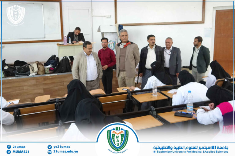 نائب رئيس الجامعة لشئون الطلاب الأستاذ الدكتور جميل مجلي وأمين عام الجامعة الأستاذ عبد الكريم الأكحلي ومساعده الأستاذ رفاقي الأغبري ومسجل عام الجامعة الأستاذ علي مدار خلال اطلاعهم على سير اختبارات نهاية الفصل الدراسي الثاني للعام الجامعي 1447هـ في عدد من كليات الجامعة
