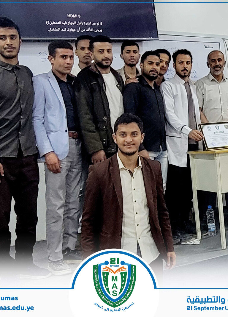 جانب من تكريم طلاب كلية الصيدلة السريرية للكادر الأكاديمي والإداري بالكلية