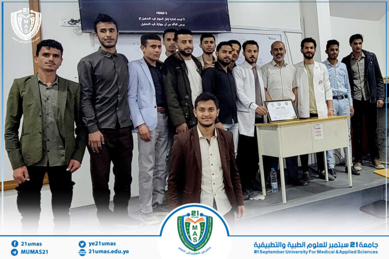 جانب من تكريم طلاب كلية الصيدلة السريرية للكادر الأكاديمي والإداري بالكلية