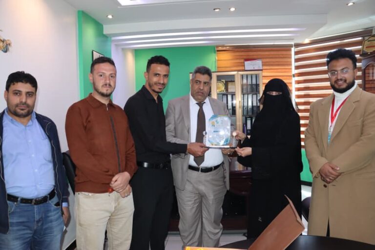 طلاب الدفعة الثالثة من كلية الطب يكرمون مدير عام مستشفى اليمن السعيد الأستاذ الدكتور خالد علي معصار تقديراً لرعايته الكريمة ودعمه السخي الذي اسهم في إنجاح حفل تخرجهم…