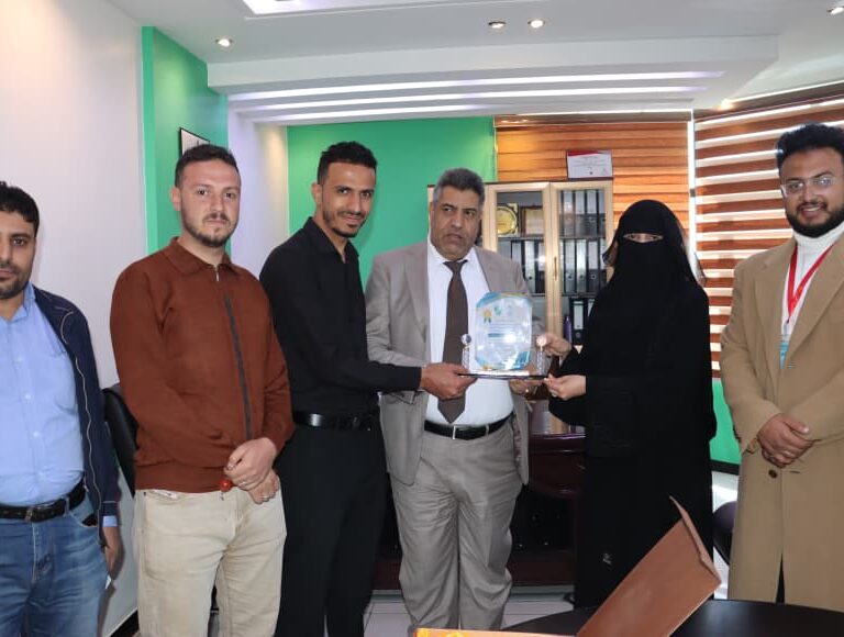 طلاب الدفعة الثالثة من كلية الطب يكرمون مدير عام مستشفى اليمن السعيد الأستاذ الدكتور خالد علي معصار تقديراً لرعايته الكريمة ودعمه السخي الذي اسهم في إنجاح حفل تخرجهم…
