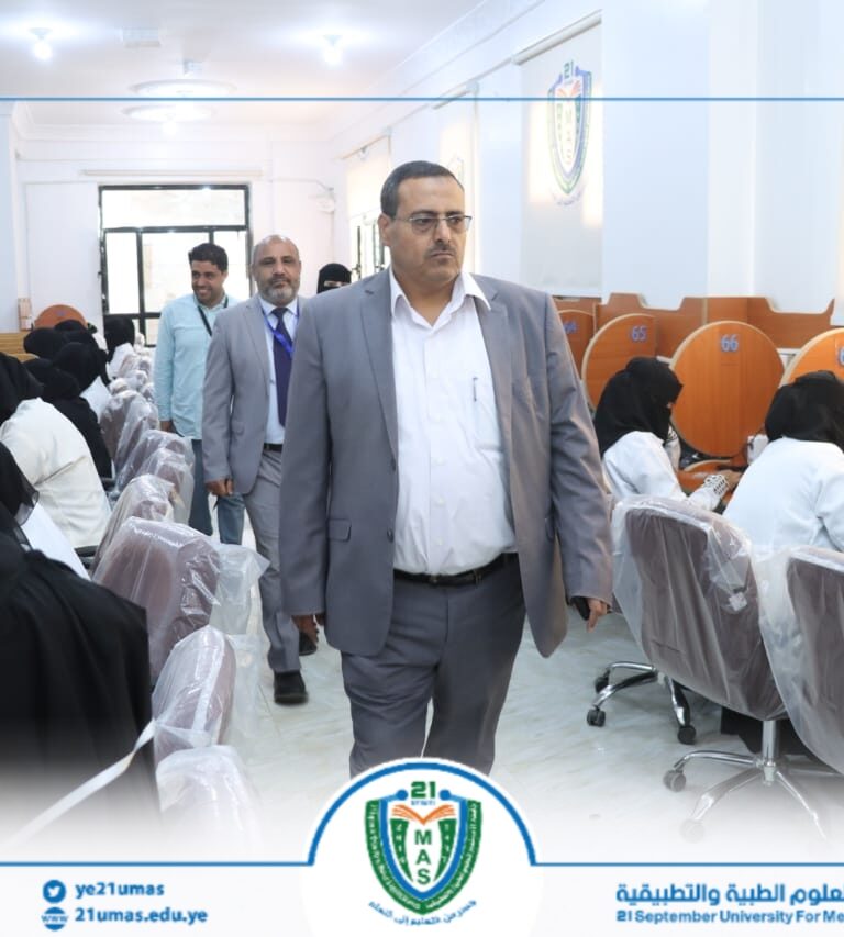 نائب رئيس الجامعة لشئون الطلاب الأستاذ الدكتور جميل مجلي, ومعه عميد عمادة البيئة وخدمة المجتمع الأستاذ الدكتور  منير الوصابي,  يطلع على سير اختبارات نهاية الفصل الدراسي الثاني للعام الجامعي 1447هـ في عدد من كليات الجامعة..