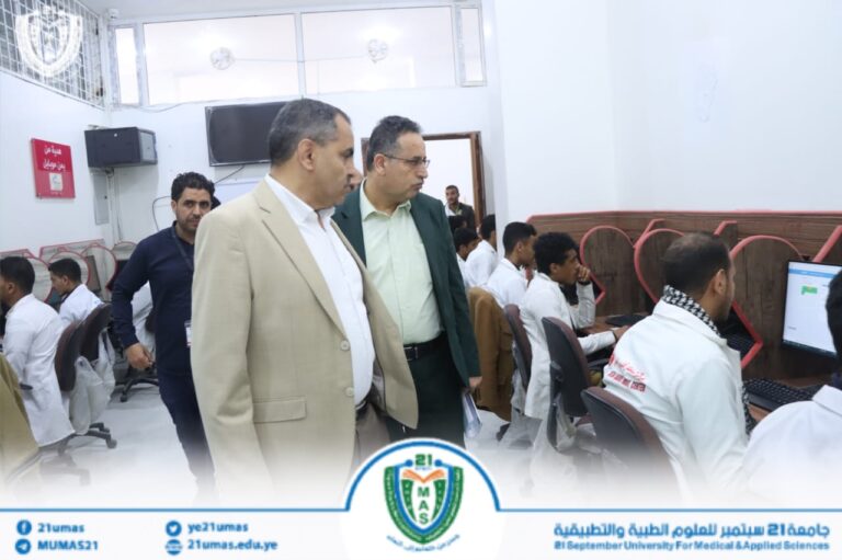 معالي رئيس الجامعة الأستاذ الدكتور مجاهد علي معصار, ومعه نائبه للشؤون الأكاديمية الأستاذ الدكتور مطيع أبو عريج, يتفقد سير عملية الاختبارات النهائية للترم الثاني ١٤٤٧ھ في مختلف الكليات..