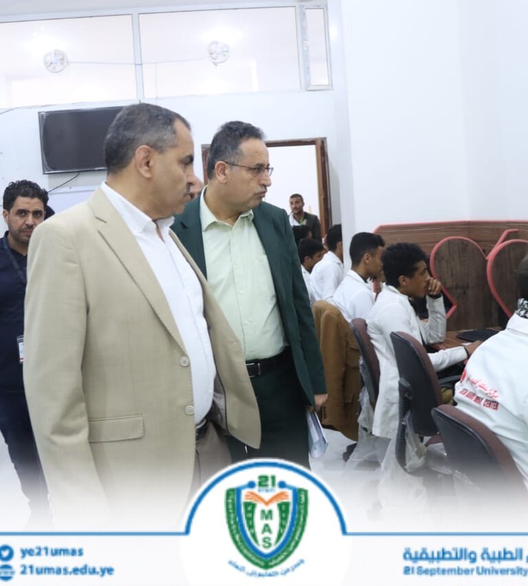 معالي رئيس الجامعة الأستاذ الدكتور مجاهد علي معصار, ومعه نائبه للشؤون الأكاديمية الأستاذ الدكتور مطيع أبو عريج, يتفقد سير عملية الاختبارات النهائية للترم الثاني ١٤٤٧ھ في مختلف الكليات..