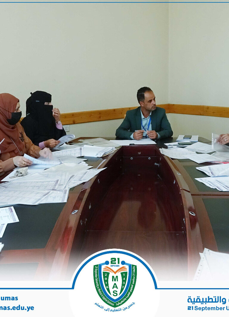 مركز اللغات والترجمة التابع لعمادة البيئة وخدمة المجتمع يعقد اجتماعه الأول للبدء في تجهيز و إعداد نماذج اختبارات تحديد المستوى في اللغة الإنجليزية للطلبة المتقدمين للدراسة في المركز خلال الفترة الصيفية.