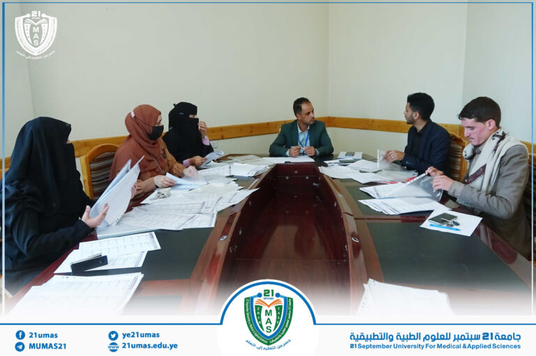 مركز اللغات والترجمة التابع لعمادة البيئة وخدمة المجتمع يعقد اجتماعه الأول للبدء في تجهيز و إعداد نماذج اختبارات تحديد المستوى في اللغة الإنجليزية للطلبة المتقدمين للدراسة في المركز خلال الفترة الصيفية.
