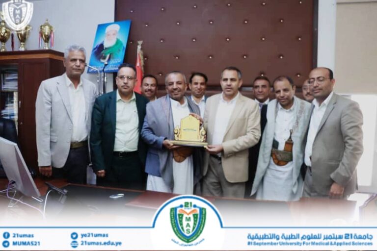 معالي رئيس الجامعة الأستاذ الدكتور مجاهد علي معصار يكرم معالي وزير الخدمة المدنية والتطوير الإداري الأستاذ الدكتور خالد حسين الحوالي و وكيل الوزارة لقطاع المعلومات الأستاذ / إبراهيم الدار، ووكيل الوزارة لقطاع الوظيفة العامة الأستاذ / علي قاسم الكبسي تقديراً لجهودهم المتميزة، و إساهاماتهم الفاعلة في التعاون مع الجامعة في مجال تسهيل إجراءات ومعاملات توظيف الكادر الأكاديمي والإداري بالجامعة (الدفعة الأولى) ، ودعمهم المتواصل لمسيرة التطوير المؤسسي للارتقاء بالعملية التعليمية.بحضور نائب رئيس الجامعة للشئون الأكاديمية الأستاذ الدكتور مطيع أبو عريج و أمين عام الجامعة الأستاذ عبد الكريم الأكحلي و مساعده الأستاذ رشاد الصنعاني. وعدد من المسئولين في الجامعة.