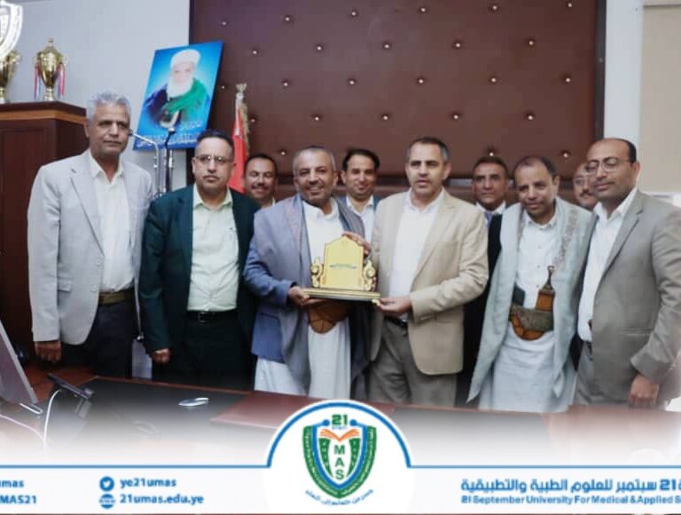 معالي رئيس الجامعة الأستاذ الدكتور مجاهد علي معصار يكرم معالي وزير الخدمة المدنية والتطوير الإداري الأستاذ الدكتور خالد حسين الحوالي و وكيل الوزارة لقطاع المعلومات الأستاذ / إبراهيم الدار، ووكيل الوزارة لقطاع الوظيفة العامة الأستاذ / علي قاسم الكبسي تقديراً لجهودهم المتميزة، و إساهاماتهم الفاعلة في التعاون مع الجامعة في مجال تسهيل إجراءات ومعاملات توظيف الكادر الأكاديمي والإداري بالجامعة (الدفعة الأولى) ، ودعمهم المتواصل لمسيرة التطوير المؤسسي للارتقاء بالعملية التعليمية.بحضور نائب رئيس الجامعة للشئون الأكاديمية الأستاذ الدكتور مطيع أبو عريج و أمين عام الجامعة الأستاذ عبد الكريم الأكحلي و مساعده الأستاذ رشاد الصنعاني. وعدد من المسئولين في الجامعة.