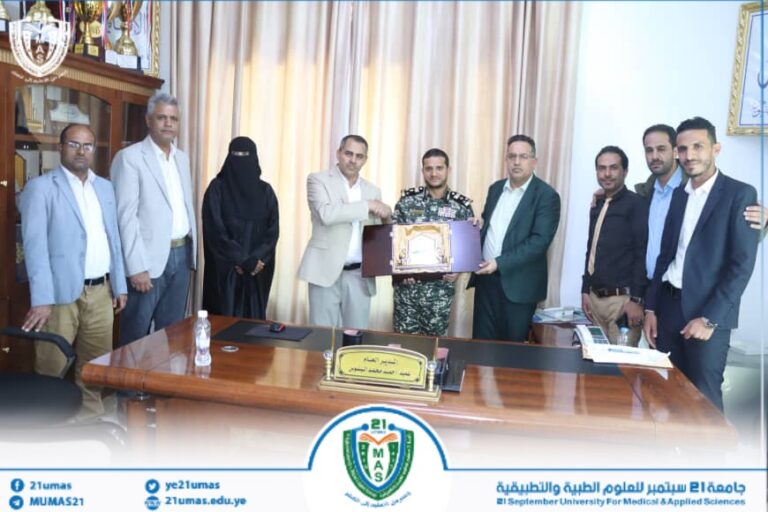 معالي رئيس الجامعة الأستاذ الدكتور مجاهد علي معصار يكرم العميد / أحمد البنوس مدير الإدارة العامة لحراسة المنشآت وحماية الشخصيات لدوره الكبير ومساهمته في إنجاح فعاليات حفل تخرج الدفعة الثالثة من طلبة كلية الطب والتي أقيمت في نادي وحدة صنعاء ،بحضور نائب رئيس الجامعة للشئون الأكاديمية الأستاذ الدكتور مطيع أبو عريج و أمين عام الجامعة الأستاذ عبد الكريم الأكحلي و عميد كلية الطب الأستاذ الدكتور سلوى الغميري ونائبها لشئون الطلاب الأستاذ الدكتور أحمد يحيى مبارك.