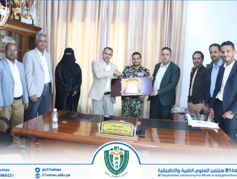 معالي رئيس الجامعة الأستاذ الدكتور مجاهد علي معصار يكرم العميد / أحمد البنوس مدير الإدارة العامة لحراسة المنشآت وحماية الشخصيات لدوره الكبير ومساهمته في إنجاح فعاليات حفل تخرج الدفعة الثالثة من طلبة كلية الطب والتي أقيمت في نادي وحدة صنعاء ،بحضور نائب رئيس الجامعة للشئون الأكاديمية الأستاذ الدكتور مطيع أبو عريج و أمين عام الجامعة الأستاذ عبد الكريم الأكحلي و عميد كلية الطب الأستاذ الدكتور سلوى الغميري ونائبها لشئون الطلاب الأستاذ الدكتور أحمد يحيى مبارك.