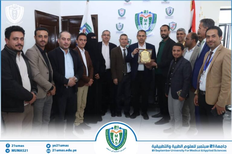 ملتقى الطالب الجامعي يكرّم رئيس جامعة 21 سبتمبر بدرع الملتقى تقديراً لجهوده في دعم مسيرة الجامعة