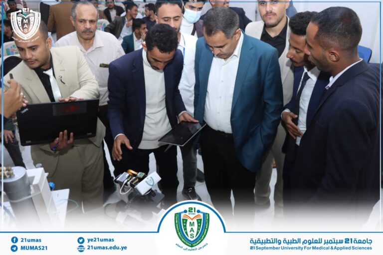معالي رئيس جامعة 21 سبتمبر يشهد مناقشات مشاريع تخرج الدفعة الأولى لتخصصي تكنولوجيا المعلومات والهندسة الطبية.