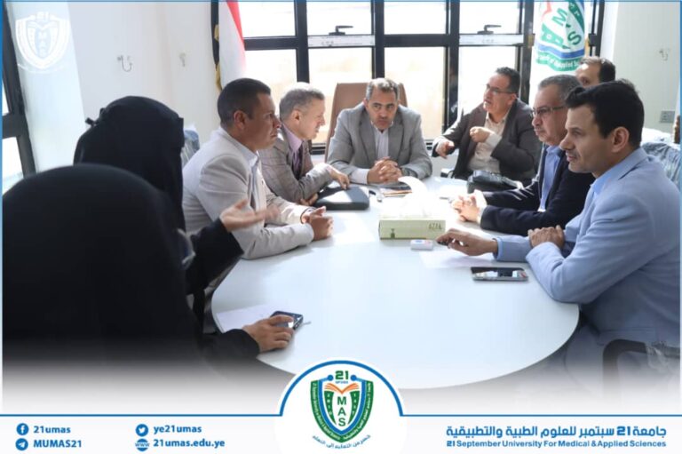 معالي رئيس الجامعة الأستاذ الدكتور مجاهد علي معصار يناقش مع عمادة كلية طب الأسنان استيعاب وتدريب الطلاب الملتحقين بمساق البورد العربي اليمني لتقويم الأسنان  بالمجلس اليمني للاختصاصات الطبية…