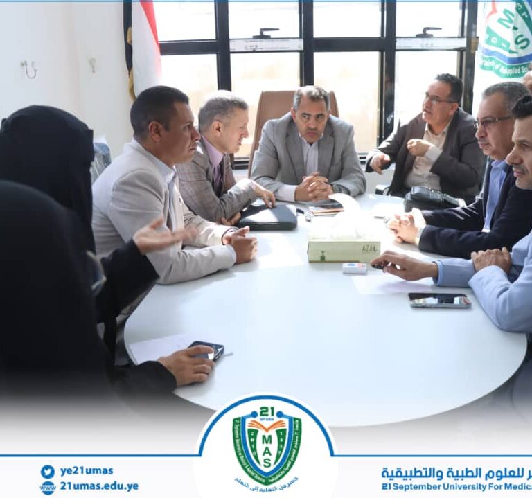 معالي رئيس الجامعة الأستاذ الدكتور مجاهد علي معصار يناقش مع عمادة كلية طب الأسنان استيعاب وتدريب الطلاب الملتحقين بمساق البورد العربي اليمني لتقويم الأسنان  بالمجلس اليمني للاختصاصات الطبية…