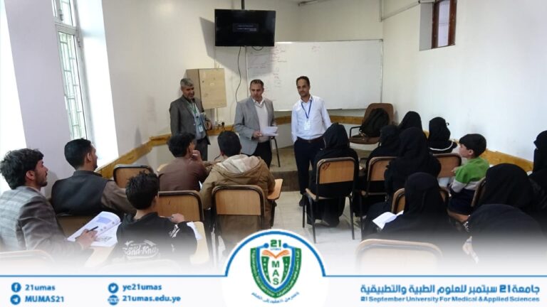 معالي رئيس الجامعة الأستاذ الدكتور مجاهد علي معصار, ومعه عميد عمادة البيئة وخدمة المجتمع الأستاذ الدكتور منير الوصابي، يدشن دورات اللغة الإنجليزية في مركز اللغات والترجمة.