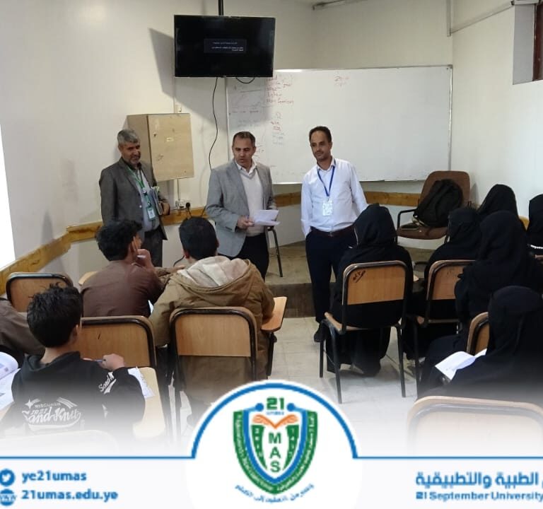 معالي رئيس الجامعة الأستاذ الدكتور مجاهد علي معصار, ومعه عميد عمادة البيئة وخدمة المجتمع الأستاذ الدكتور منير الوصابي، يدشن دورات اللغة الإنجليزية في مركز اللغات والترجمة.