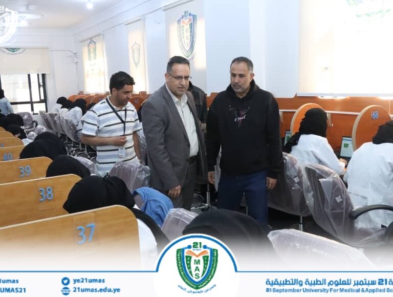 نائب رئيس الجامعة للشئون الأكاديمية الأستاذ الدكتور مطيع ابو عريج يطلع على سير اختبارات نهاية الفصل الدراسي الثاني للعام الجامعي 1447هـ في عدد من كليات الجامعة في مركز الاختبارات المؤتمتة.