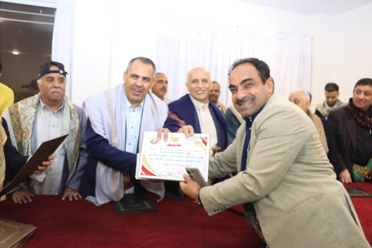 معالي رئيس الجامعة الأستاذ الدكتور مجاهد علي معصار يشارك في أمسية رمضانية نظمها النادي الأهلي بصنعاء, تم خلالها تكريم عدد من نجوم النادي القداما, نجوم الزمن الجميل وفي مقدمتهم لاعب الفريق والمنتخب الوطني الأول الكابتن علي النونو مدير عام الانشطة بالجامعة.
