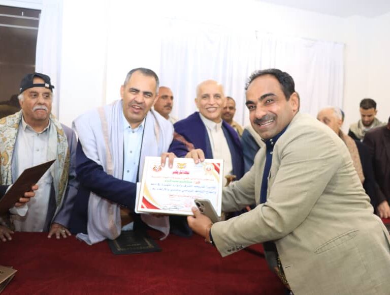 معالي رئيس الجامعة الأستاذ الدكتور مجاهد علي معصار يشارك في أمسية رمضانية نظمها النادي الأهلي بصنعاء, تم خلالها تكريم عدد من نجوم النادي القداما, نجوم الزمن الجميل وفي مقدمتهم لاعب الفريق والمنتخب الوطني الأول الكابتن علي النونو مدير عام الانشطة بالجامعة.