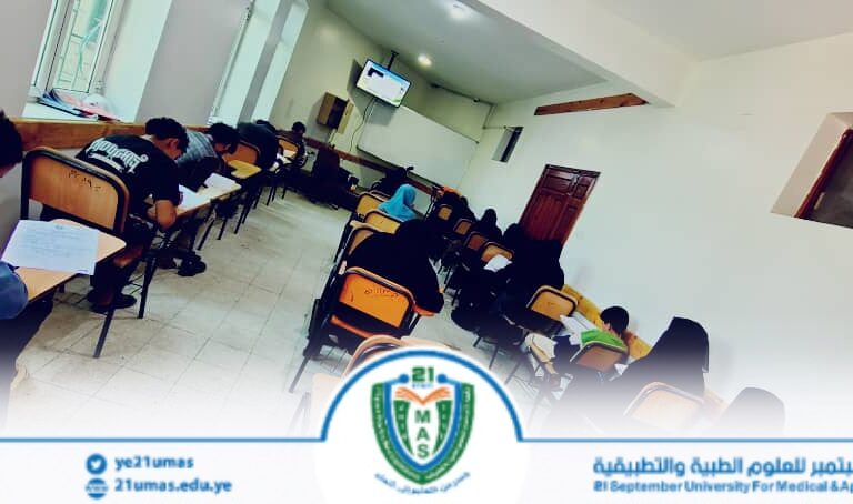 جانب من الاختبارات النصفية بمركز اللغات والترجمة