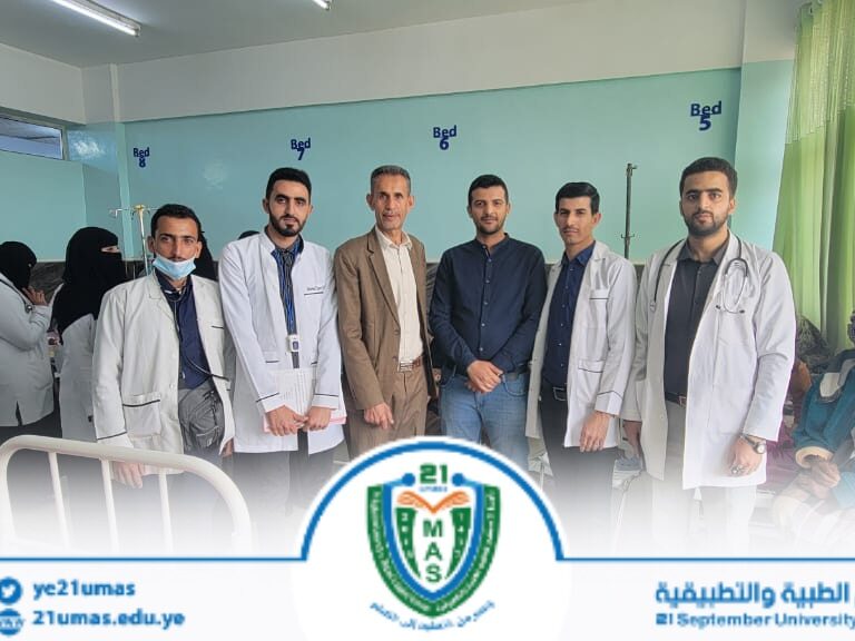 بإشراف معالي رئيس الجامعة  الأستاذ الدكتور مجاهد علي معصار وعميد الكلية الأستاذ الدكتور سلوى الغميري قام نائب عميد كلية الطب للشؤون الأكاديمية ا.د/ محمد الاريانيوامين عام الكلية ا.ردفان الجماعي بزيارة تفقدية للاطلاع على مستوى الانضباط لطلاب الامتياز في أقسام الطوارئ والباطنة والجراحة والأطفال في المستشفى الجمهوري، للدفعة الثالثة والرابعة خصوصا في الأيام الاخيرة من شهر رمضان المبارك. وخلال الزيارة تم اللقاء برؤوساء الأقسام ومنهم الدكتور عبد الواسع المجاهد من قسم الباطنة ،والدكتور ناشر الاغبري رئيس قسم الأطفال ومن قسم الجراحه الدكتور علاء العماد والعديد من الأطباء في مختلف أقسام المستشفى الذين اشادوا بمستوى وانضباط أطباء الامتياز لجامعة ٢١ سبتمبر في المستشفى.