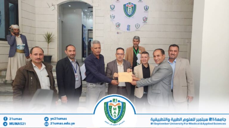 نائبا رئيس الجامعة للشؤون الأكاديمية الأستاذ الدكتور مطيع أبو عريج و الدرسات العليا والبحث العلمي الأستاذ الدكتور سليم ناصر الرياشي و أمين عام الجامعة الأستاذ عبد الكريم الأكحلي يكرمون موظفي الجامعة الحاصلين على المراكز الأولى في المنافسات الرياضية الرمضانية السنوية في نسختها الثانية.وقد حصد لقب بطولة تنس الطاولة سمير الملصي، فيما حصد لقب بطولة الشطرنج عبد الرحمن اليحيري.