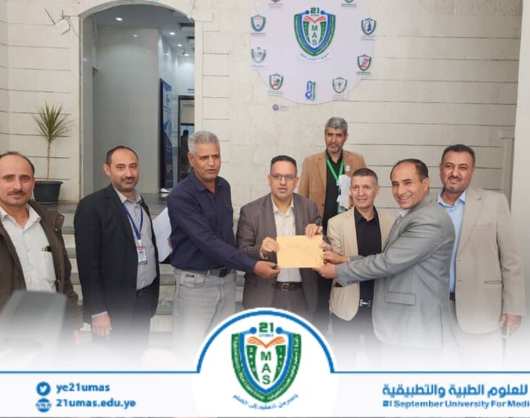 نائبا رئيس الجامعة للشؤون الأكاديمية الأستاذ الدكتور مطيع أبو عريج و الدرسات العليا والبحث العلمي الأستاذ الدكتور سليم ناصر الرياشي و أمين عام الجامعة الأستاذ عبد الكريم الأكحلي يكرمون موظفي الجامعة الحاصلين على المراكز الأولى في المنافسات الرياضية الرمضانية السنوية في نسختها الثانية.وقد حصد لقب بطولة تنس الطاولة سمير الملصي، فيما حصد لقب بطولة الشطرنج عبد الرحمن اليحيري.