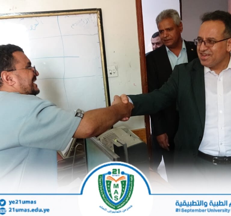 نائب رئيس الجامعة للشئون الأكاديمية الأستاذ الدكتور مطيع أبو عريج و أمين عام الجامعة الأستاذ عبد الكريم الأكحلي يتفقد سير العملية الإدارية و الانضباط الوظيفي خلال اليوم الثاني من الدوام الرسمي عقب إجازة عيد الفطر المبارك ١٤٤٧هـ.